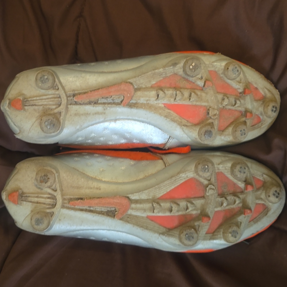 Nike Hyperfuse Athletic Cleats - image 5